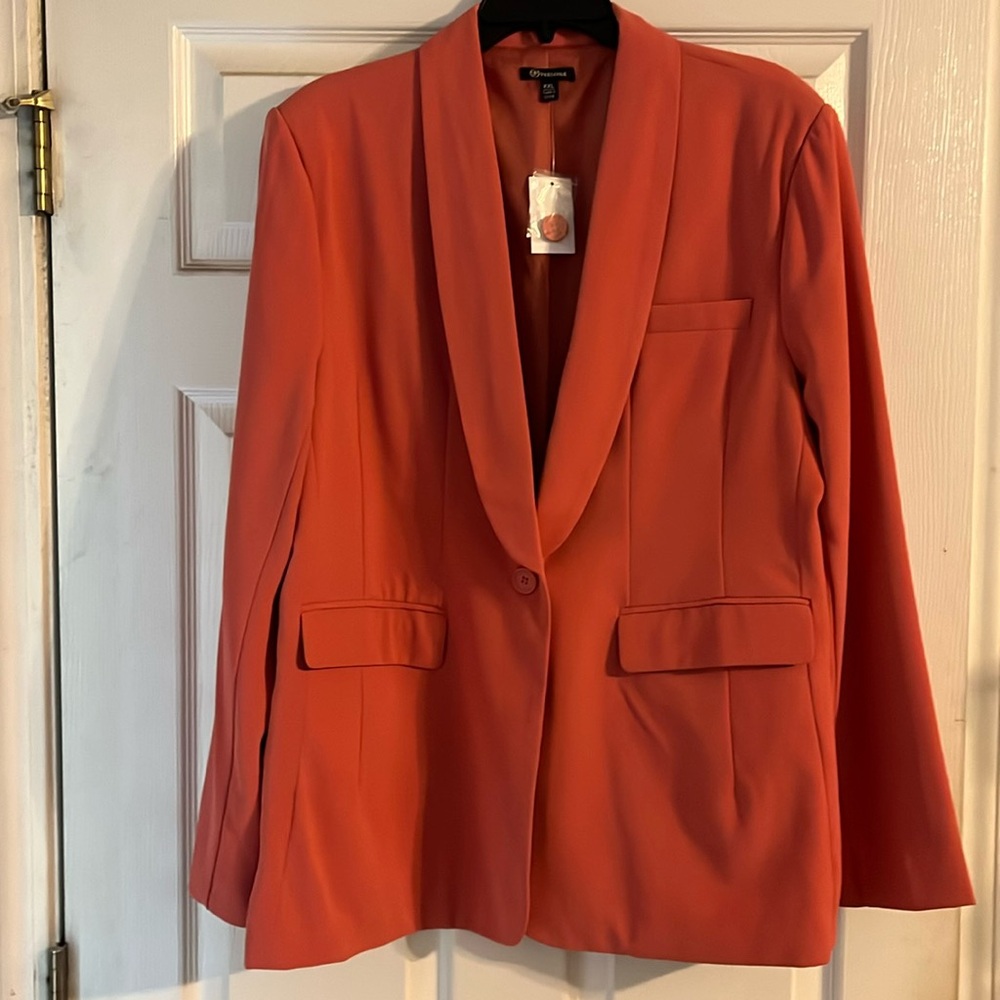 Beautiful NWT women’s coral or salmon colored blazer from Versona.